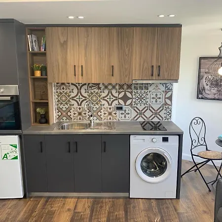 Center Of “savannah” Apartment. شقة تيرانا